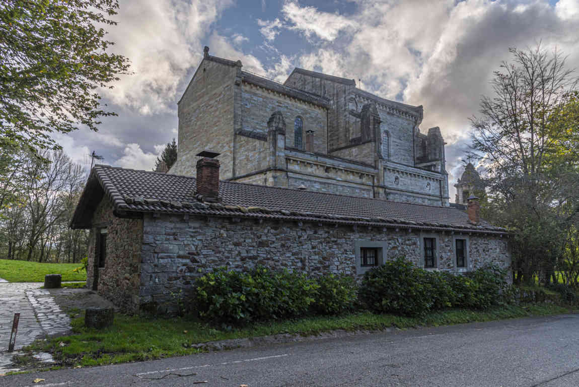 Vizcaya - parque natural de Urkiola 01 - santuario de Urkiola.jpg